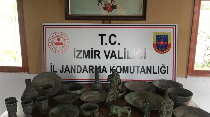 G&Uuml;NCELLEME - İzmir'de bir otomobilde 26 par&ccedil;a tarihi eser ele ge&ccedil;irildi