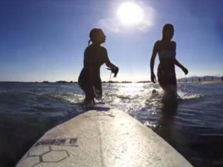 Gizem Karaca'nın sörf keyfi G2