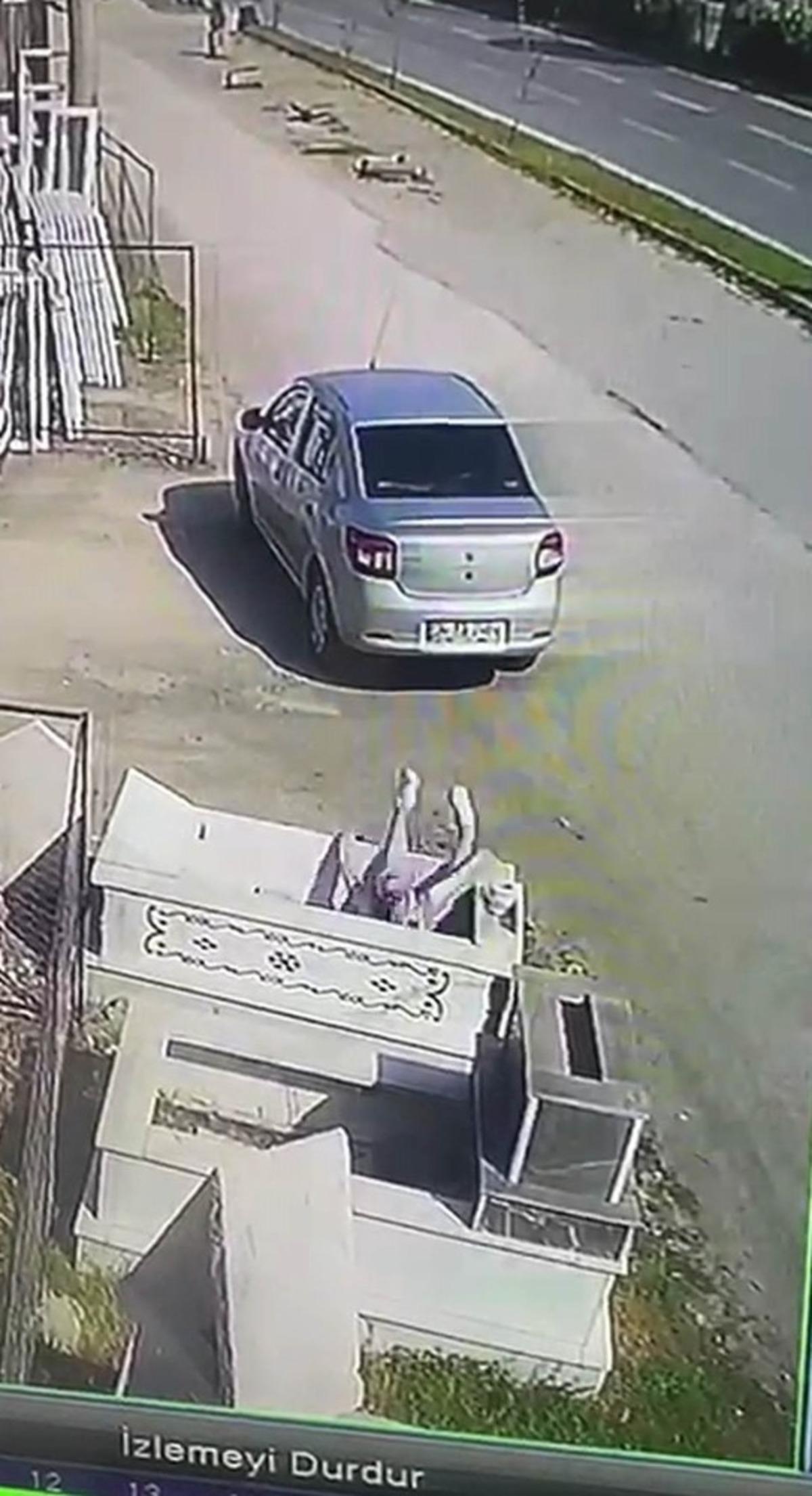 Mezar i&ccedil;ine d&uuml;şen vatandaş g&uuml;ld&uuml;rd&uuml;