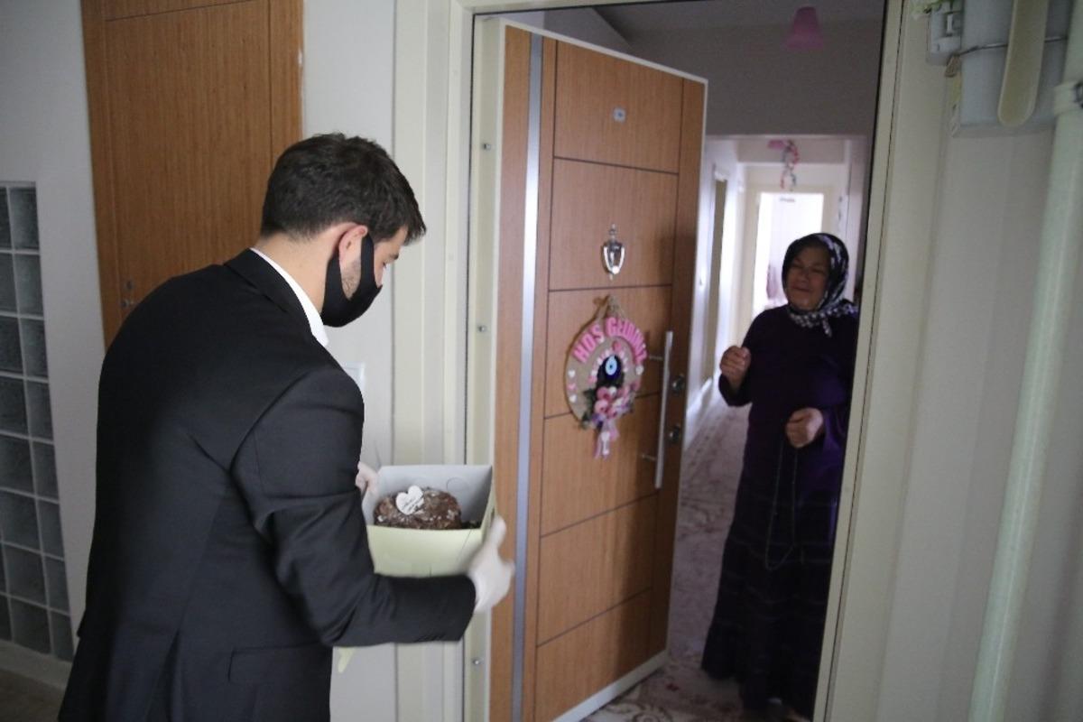 Yaşlı kadına s&uuml;rpriz kutlama