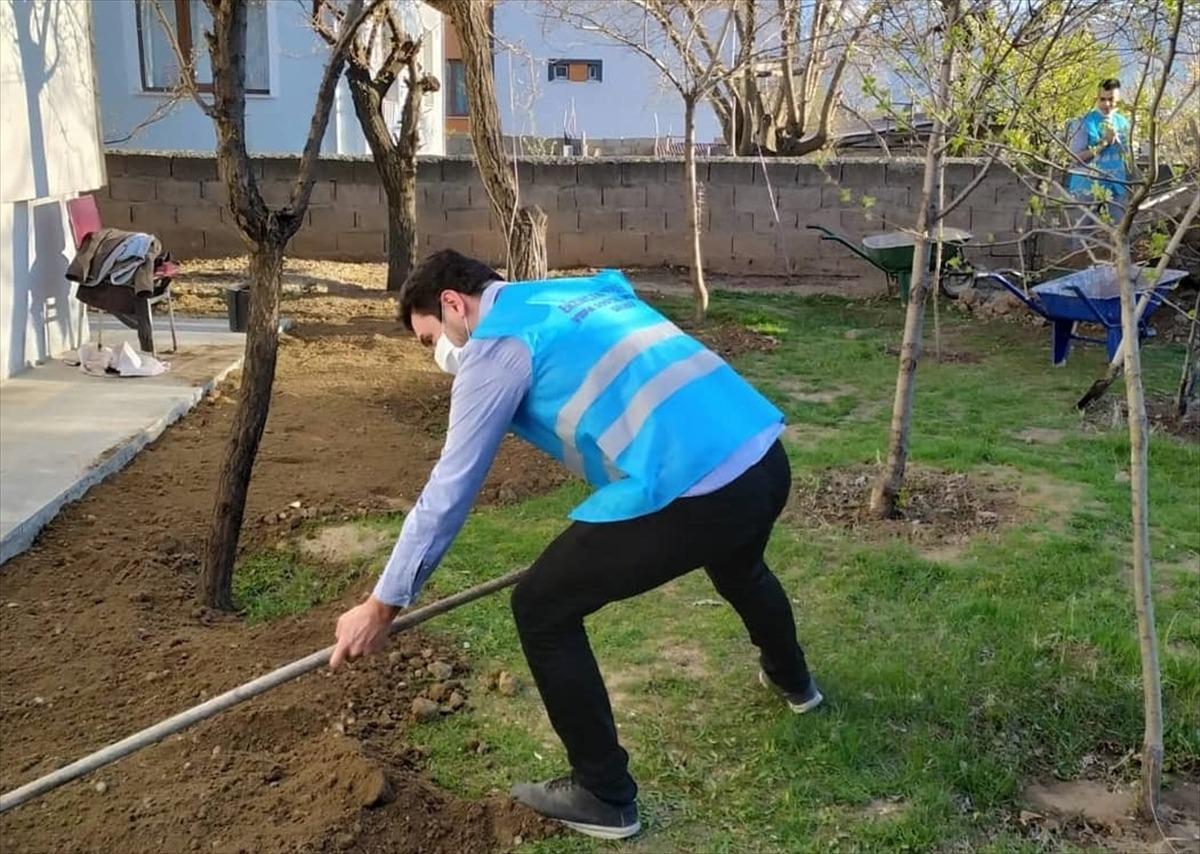 Sokağa &ccedil;ıkamayan şehit dedesinin bah&ccedil;esini, ekime g&ouml;n&uuml;ll&uuml; gen&ccedil;ler hazırladı