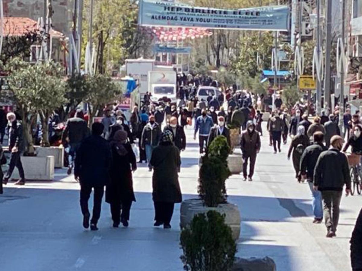 İstanbul'da sıcak havayı g&ouml;ren vatandaşlar caddeye akın etti