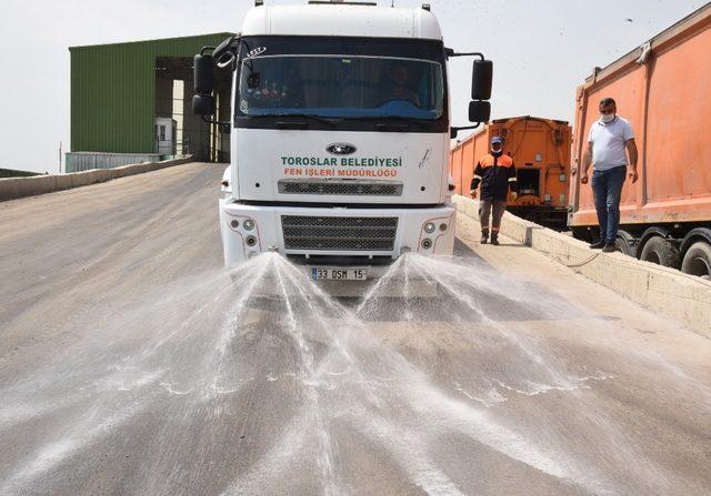 Toroslar Belediyesi, katı atık aktarma istasyonunu dezenfekte etti