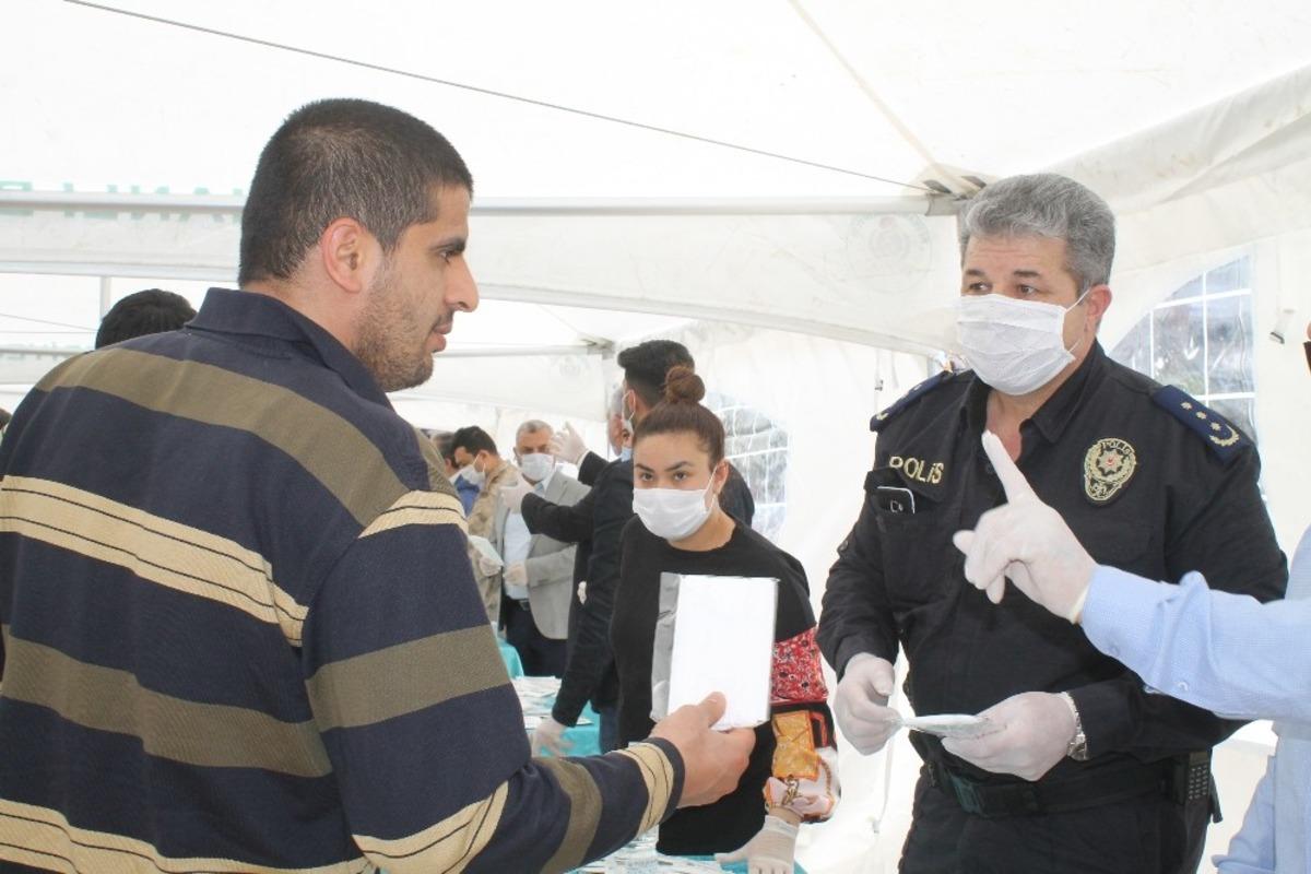 Reyhanlı&rsquo;da vatandaşlara maske dağıtıldı