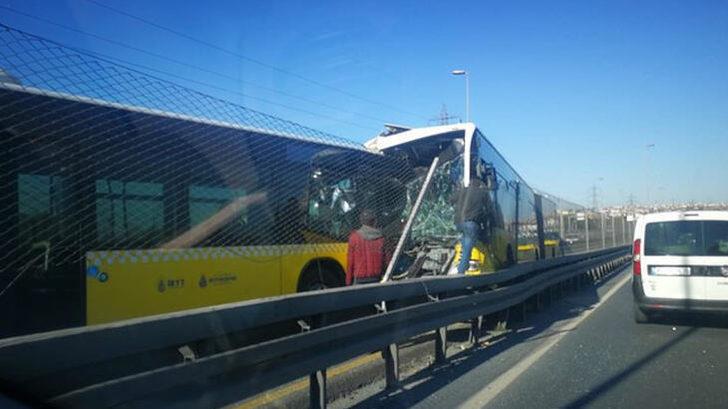 Son dakika: Avcılar'da iki metrobüs kafa kafaya çarpıştı G3
