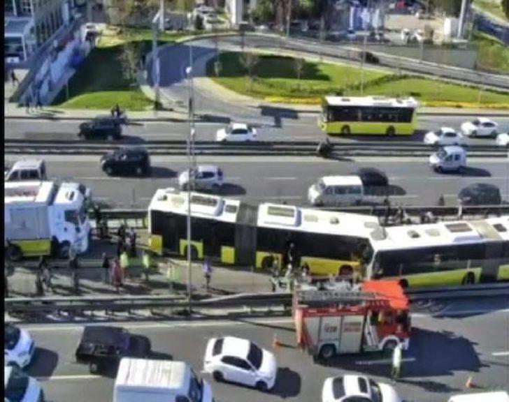 Son dakika: Avcılar'da iki metrobüs kafa kafaya çarpıştı G4