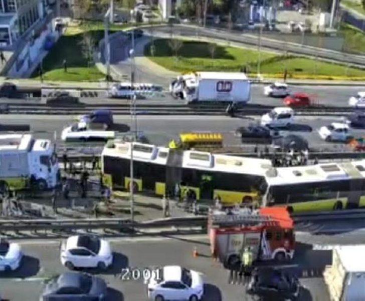 Son dakika: Avcılar'da iki metrobüs kafa kafaya çarpıştı G5