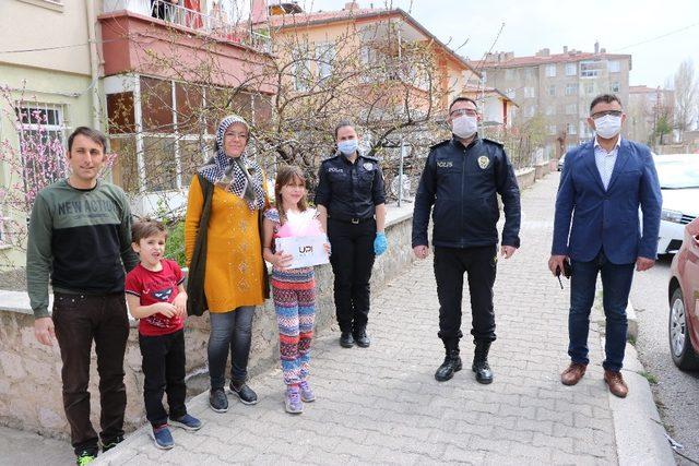 Kampanyaya destek veren Elif’e akıllı saat hediye edildi