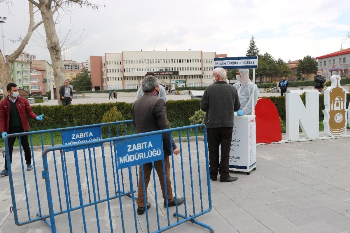 Niğde Belediyesi g&uuml;nl&uuml;k 8 bin adet maske dağıtıyor