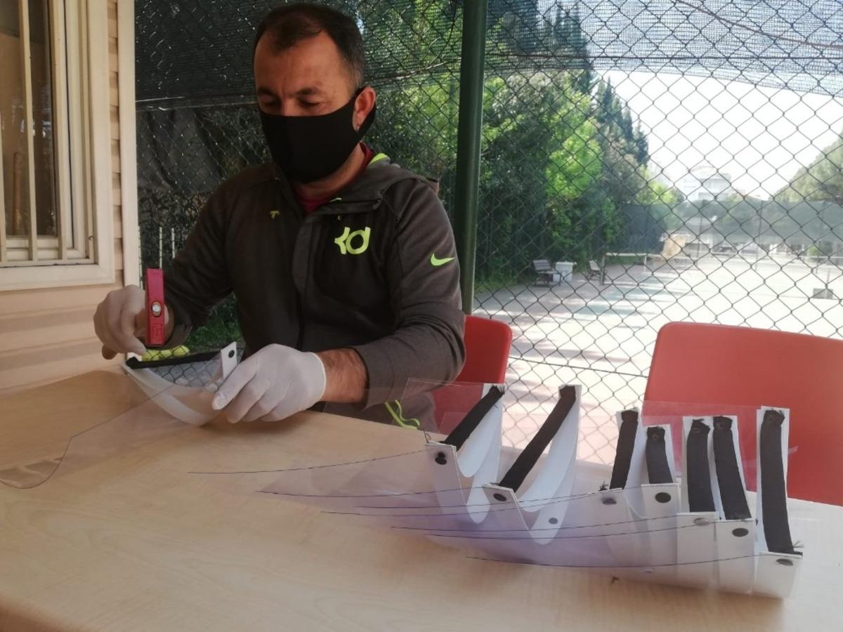 Salihli Gen&ccedil;lik Merkezi siperli maske &uuml;retiyor