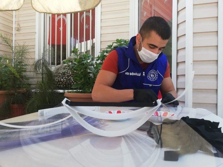 Salihli Gençlik Merkezi siperli maske üretiyor G2