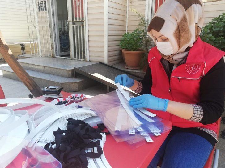 Salihli Gençlik Merkezi siperli maske üretiyor G3