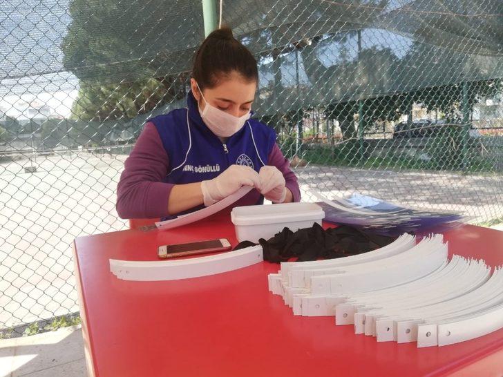 Salihli Gençlik Merkezi siperli maske üretiyor G4