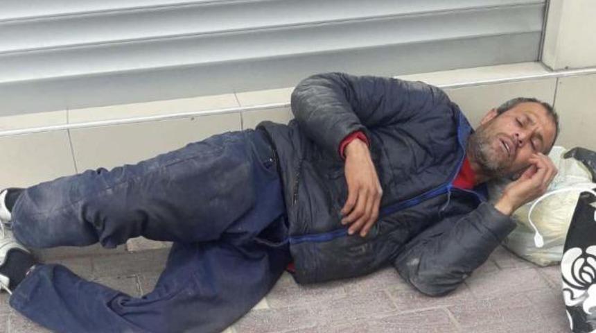 Denizli'de ilginç olay! Kolonya içip kaldırımda sızdı