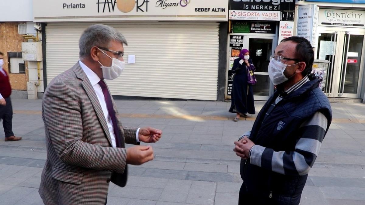 Vali G&uuml;rel caddede maske dağıtıp, &lsquo;Evde kal&rsquo; uyarısı yaptı