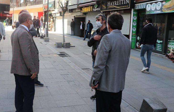 Vali Gürel caddede maske dağıtıp, ‘Evde kal’ uyarısı yaptı G2