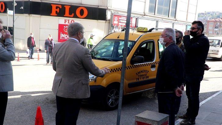 Vali Gürel caddede maske dağıtıp, ‘Evde kal’ uyarısı yaptı G3