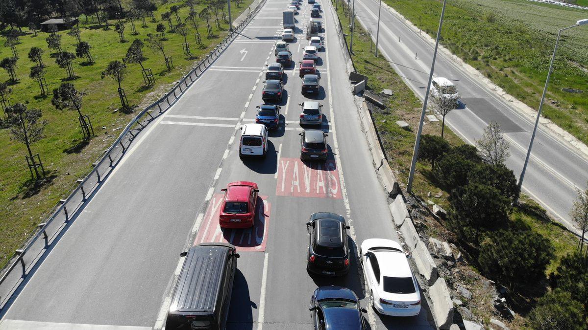 İstanbul'da sokağa çıkma yasağı öncesi trafik kilitlendi