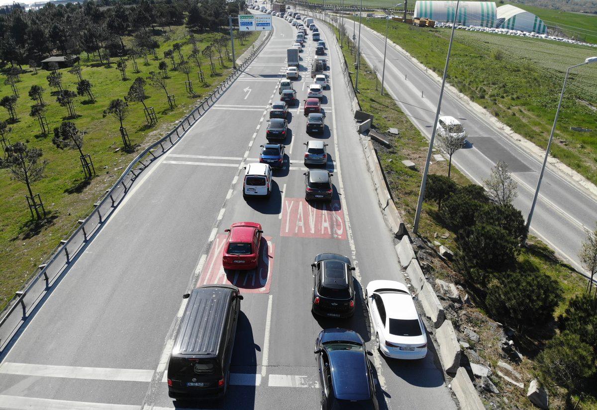 İstanbul'da sokağa çıkma yasağı öncesi trafik kilitlendi