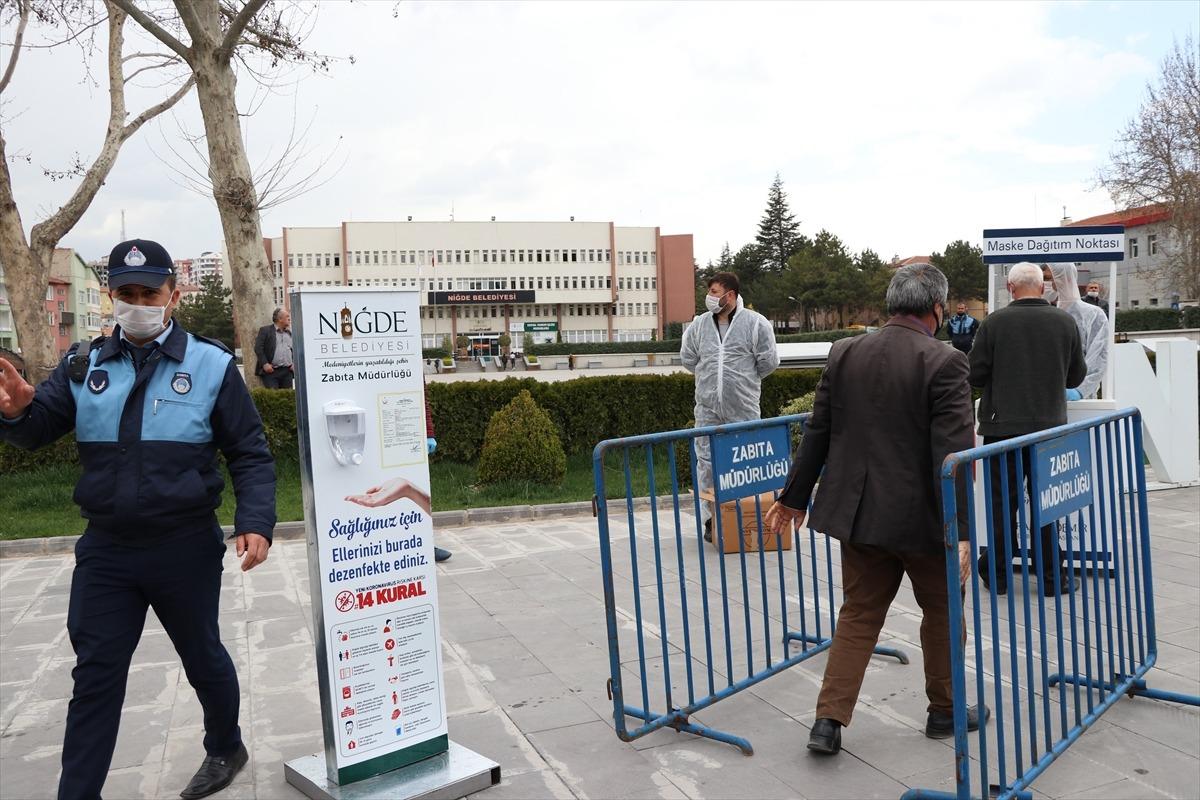 Niğde Belediyesi g&uuml;nl&uuml;k 8 bin maske dağıtıyor