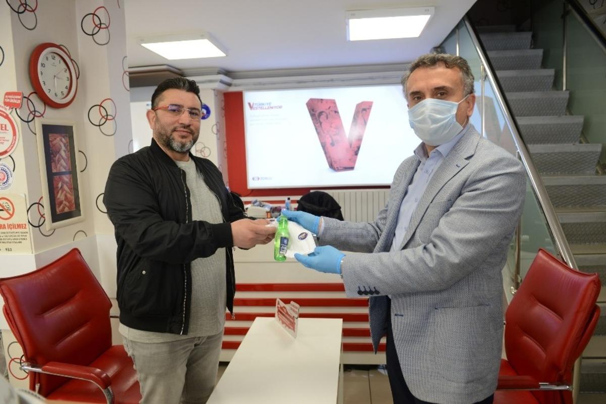 &Ccedil;orum Belediyesi&rsquo;nden esnafa dezenfektan ve maske