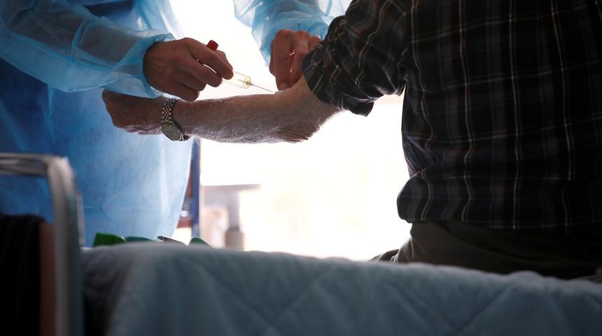 Koronavir&uuml;s tedavisi i&ccedil;in umutlandıran a&ccedil;ıklama: Tedavi sonrası test negatife d&ouml;nd&uuml;