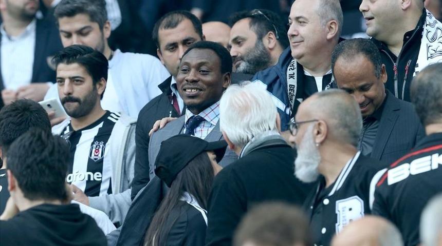 Beşiktaşlı eski futbolcu Amokachi, ülkesi Nijerya'da yardım dağıtıyor