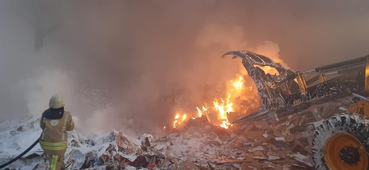 Zeytinburnu'nda atık kağıt geri d&ouml;n&uuml;ş&uuml;m at&ouml;lyesinde yangın