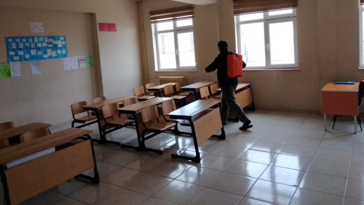 Altıntaş&rsquo;ta okullar yeniden dezenfekte edildi