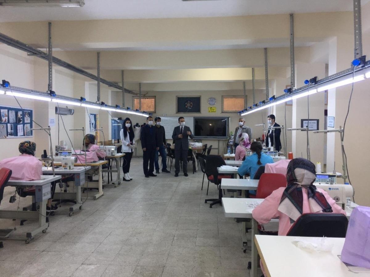 Kahta&rsquo;da 10 bin koruyucu maske &uuml;retimine başlanıldı