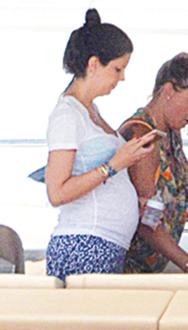 Şahan Gökbakar ve eşi Bodrum'da tatil yapıyor G2