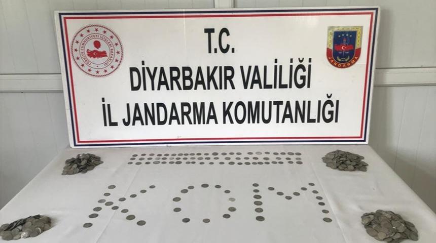 Diyarbakır'da tarihi eser operasyonunda 1389 gümüş sikke ele geçirildi