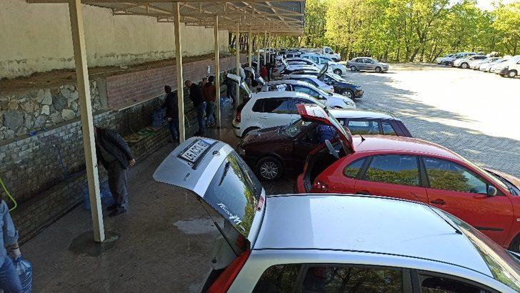 Hafta sonuna hazırlık! O kentte kilometrelerce su kuyruğu G4