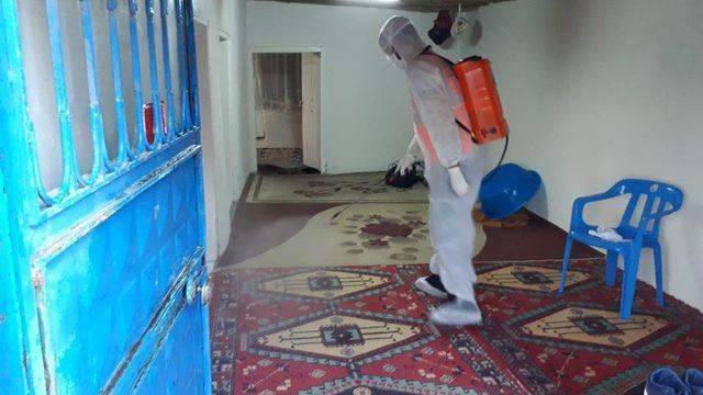 Korona virüs testi pozitif çıkan ailelerin evleri dezenfekte edildi