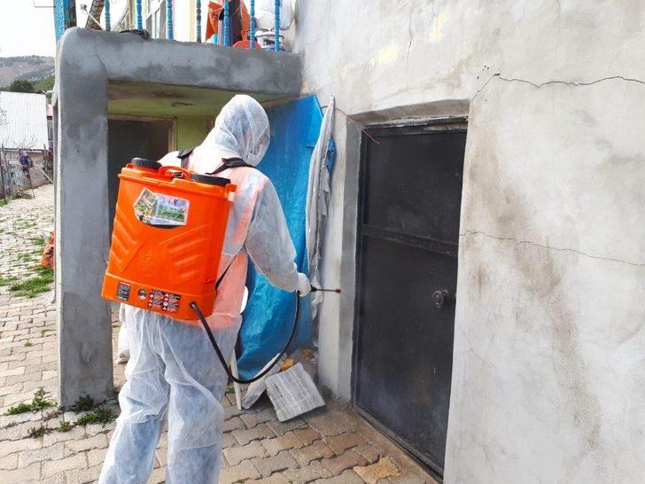 Korona virüs testi pozitif çıkan ailelerin evleri dezenfekte edildi G3