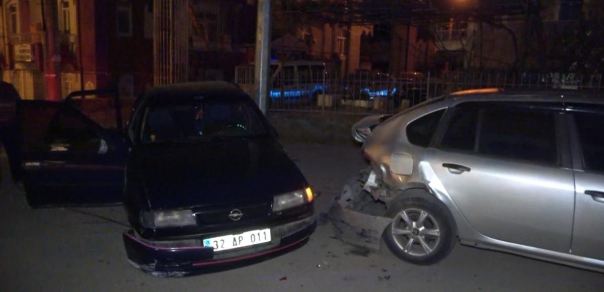 Ehliyetsiz ve alkoll&uuml; s&uuml;r&uuml;c&uuml; park halindeki otomobile &ccedil;arptı: 3 yaralı