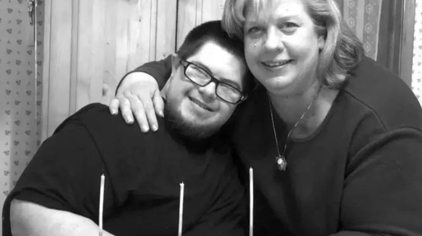 &Ouml;mr&uuml;n&uuml; down sendromlu oğluna adamıştı&hellip; 9 g&uuml;n arayla &ouml;ld&uuml;ler