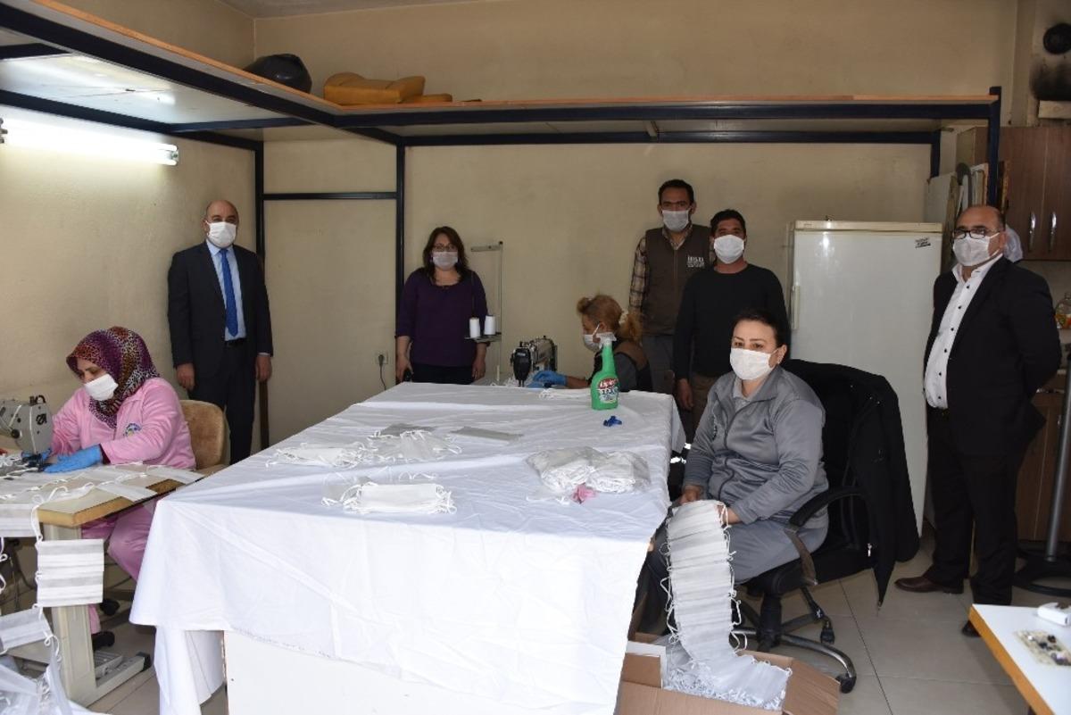 Salihli Belediyesi maske &uuml;retimine başladı
