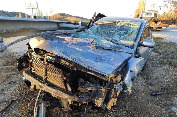 Otomobil bariyerlere çarptı: 1 yaralı G1