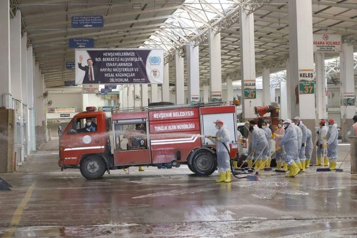 Hafta sonu kurulacak olan pazar öncesinde kapalı pazaryeri dezenfekte edildi G1