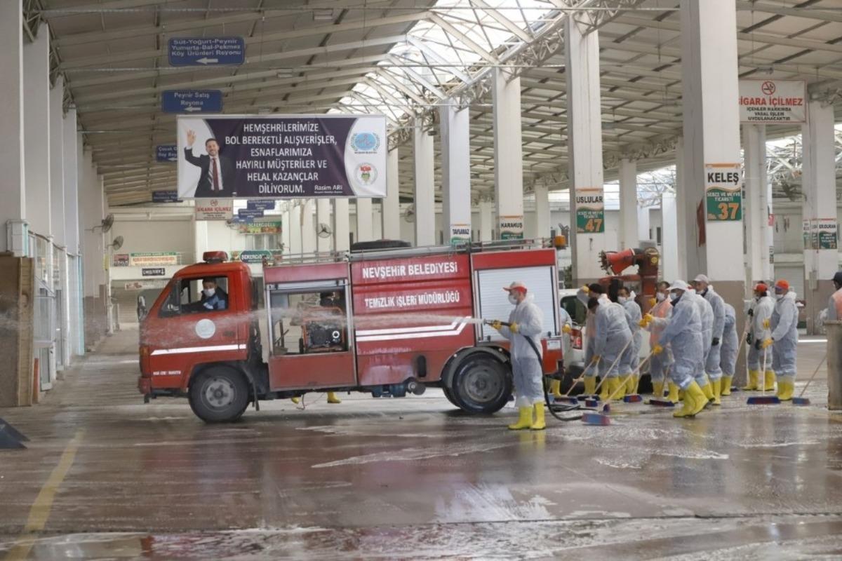 Hafta sonu kurulacak olan pazar &ouml;ncesinde kapalı pazaryeri dezenfekte edildi