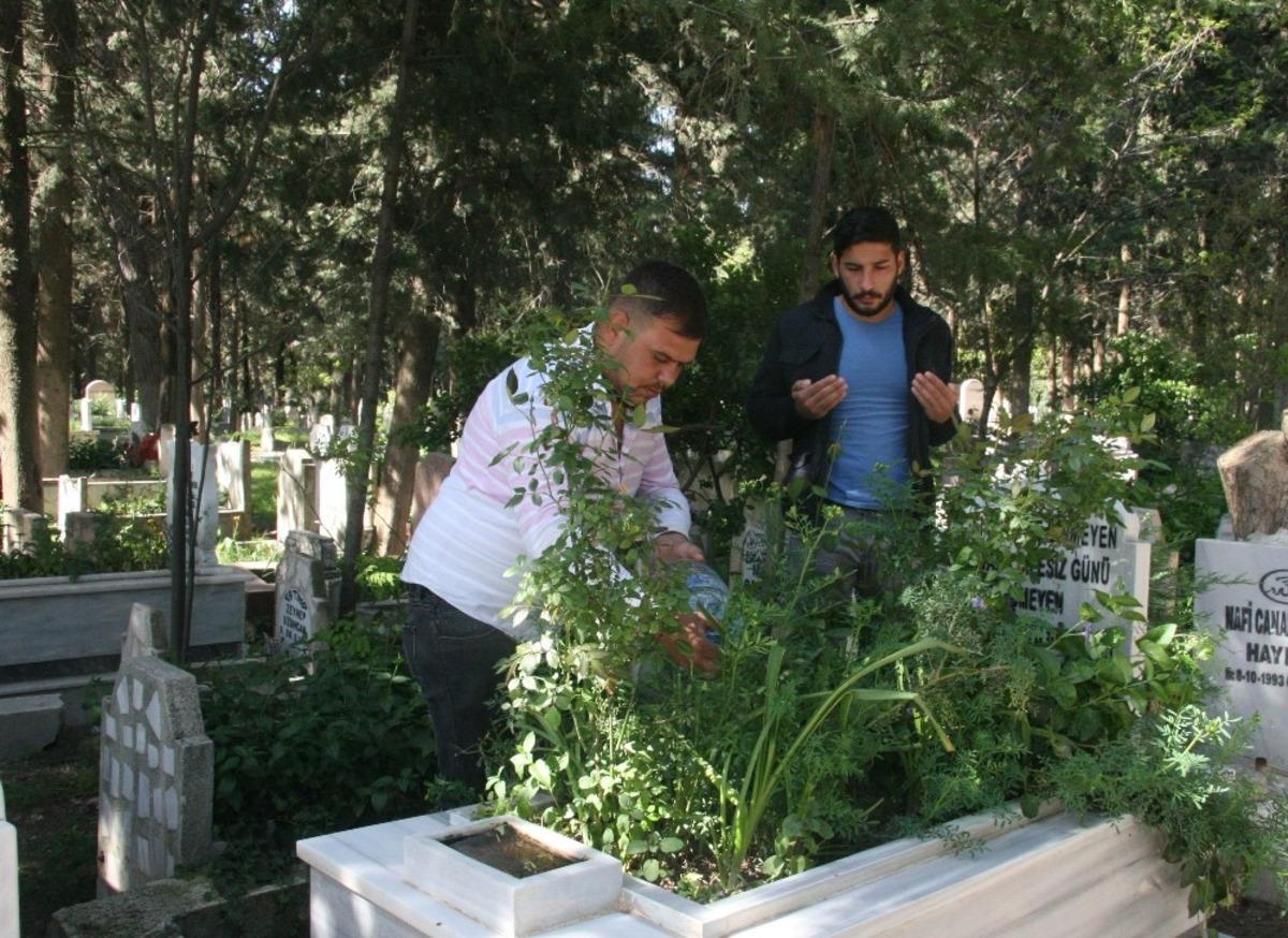 Korona vir&uuml;s nedeniyle mezarlıklara ziyaretler azaldı