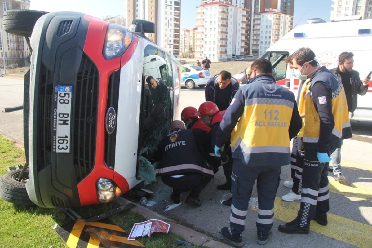 Sivas&rsquo;ta minib&uuml;s devrildi: 1 yaralı