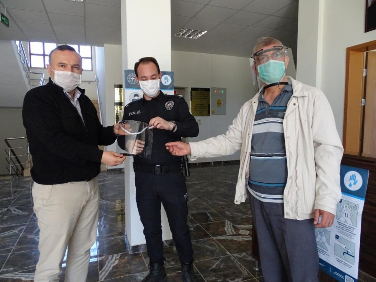 G&uuml;venlik g&uuml;&ccedil;lerinin y&uuml;z koruyucu siperlikleri &ouml;ğretmenlerden