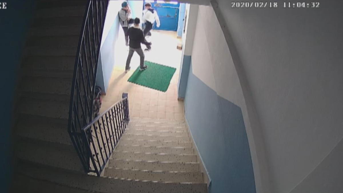 Başakşehir'de eve girmeden &ouml;nce kavga eden hırsızlar kamerada