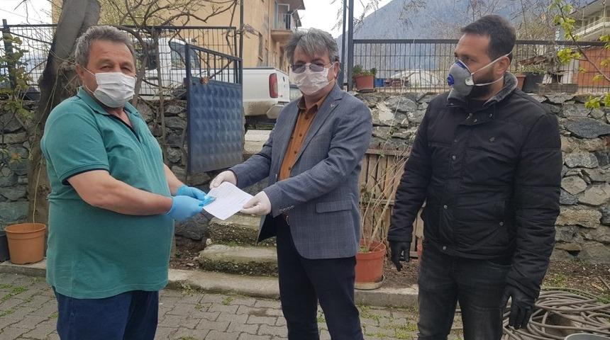 Okul Müdürü bağış kampanyasına destek verdi