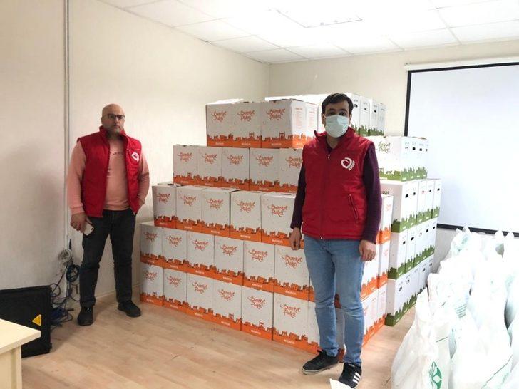 Çaldıranlı esnaftan ihtiyaç sahibi ailelere 250 koli gıda desteği G3