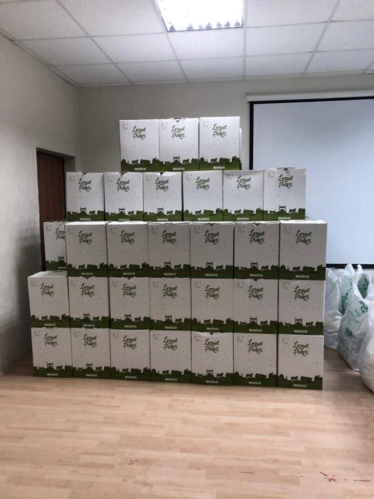 Çaldıranlı esnaftan ihtiyaç sahibi ailelere 250 koli gıda desteği G4