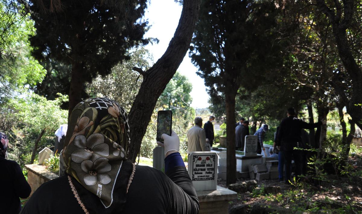 Kanserden &ouml;len annelerinin son yolcuğunu cep telefonundan izlediler