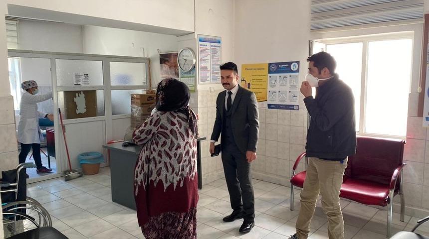 Belediye ekipleri, aşı g&uuml;n&uuml; gelen bebeği aşıya g&ouml;t&uuml;rd&uuml;